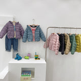 Chaqueta de plumón de siete colores para niños y niñas, chaqueta ligera y corta de 1-8 años para invierno